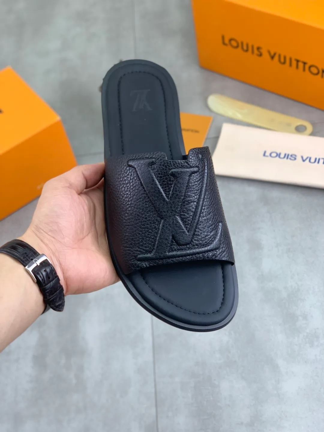 Men's shoes 💰P340 💰【New style】🆘 High quality 【LOUIS VUITTON】The popular Louis Vuitton LV men's slippers on the official website are on sale simultaneously! Original pebbled calfskin fabric imported from Italy. Original factory special supply. Size: 38-46. 4️⃣ colors available.